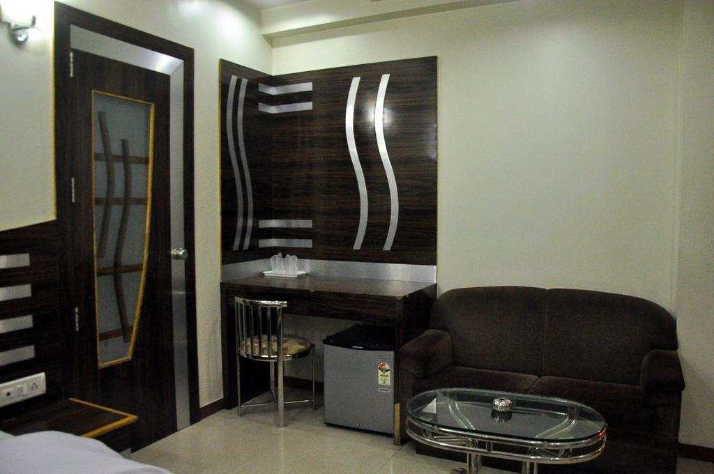 Hotel Evershine Rajkot Quarto foto