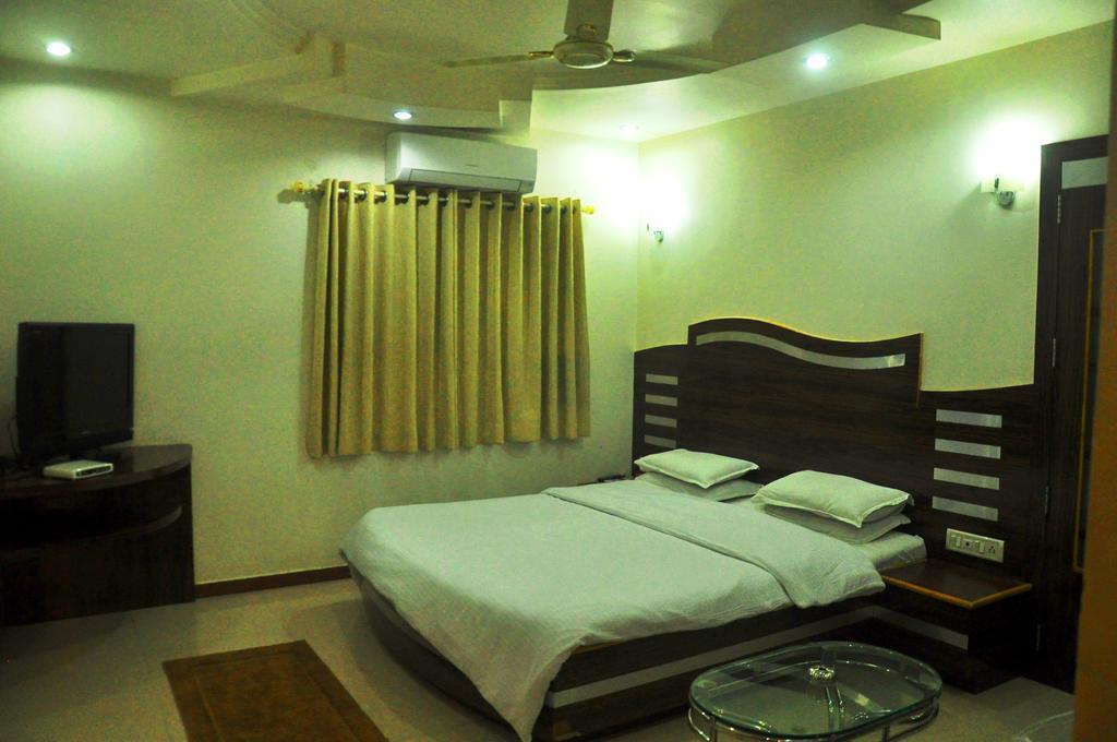Hotel Evershine Rajkot Quarto foto