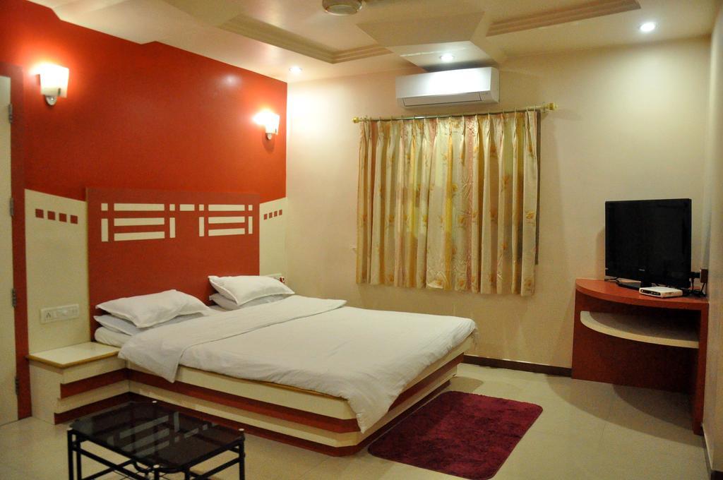 Hotel Evershine Rajkot Quarto foto