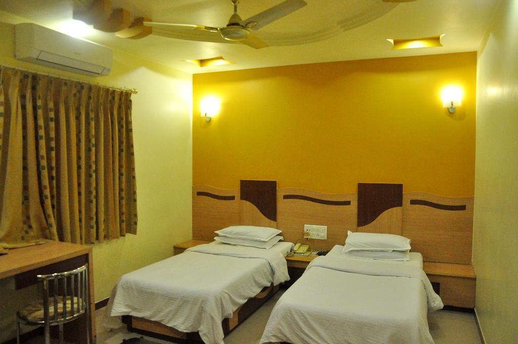 Hotel Evershine Rajkot Quarto foto