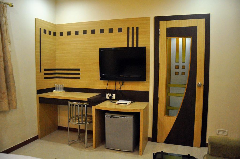 Hotel Evershine Rajkot Quarto foto